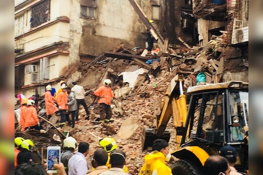 पाच मजली भानुशाली बिल्डींगची एक भाग कोसळल्यामुळे बिल्डींगमधील येण्या जाण्याचा मार्ग असलेला जीना ही कोसळला आहे. त्यामुळे बिल्डींगमधील दुसऱ्या बाजूला राहणारे रहिवासी अडकले आहेत. त्यांना बाहेर काढण्यासाठी फायर बिग्रेडचे अधिकारी प्रयत्न करत आहेत.
