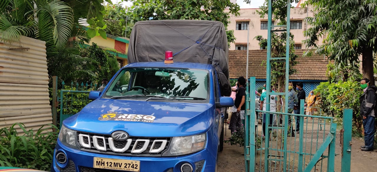 दरम्यान तात्काळ एक तासातच पुण्यातील टीम त्यांची गाडी घेऊन डॉक्टरांसोबत राजगुरुनगर घटनास्थळी आली आणि बचाव कार्य केलं. दरम्यान तात्काळ एक तासातच पुण्यातील टीम त्यांची गाडी घेऊन डॉक्टरांसोबत राजगुरुनगर घटनास्थळी आली आणि बचाव कार्य केलं.