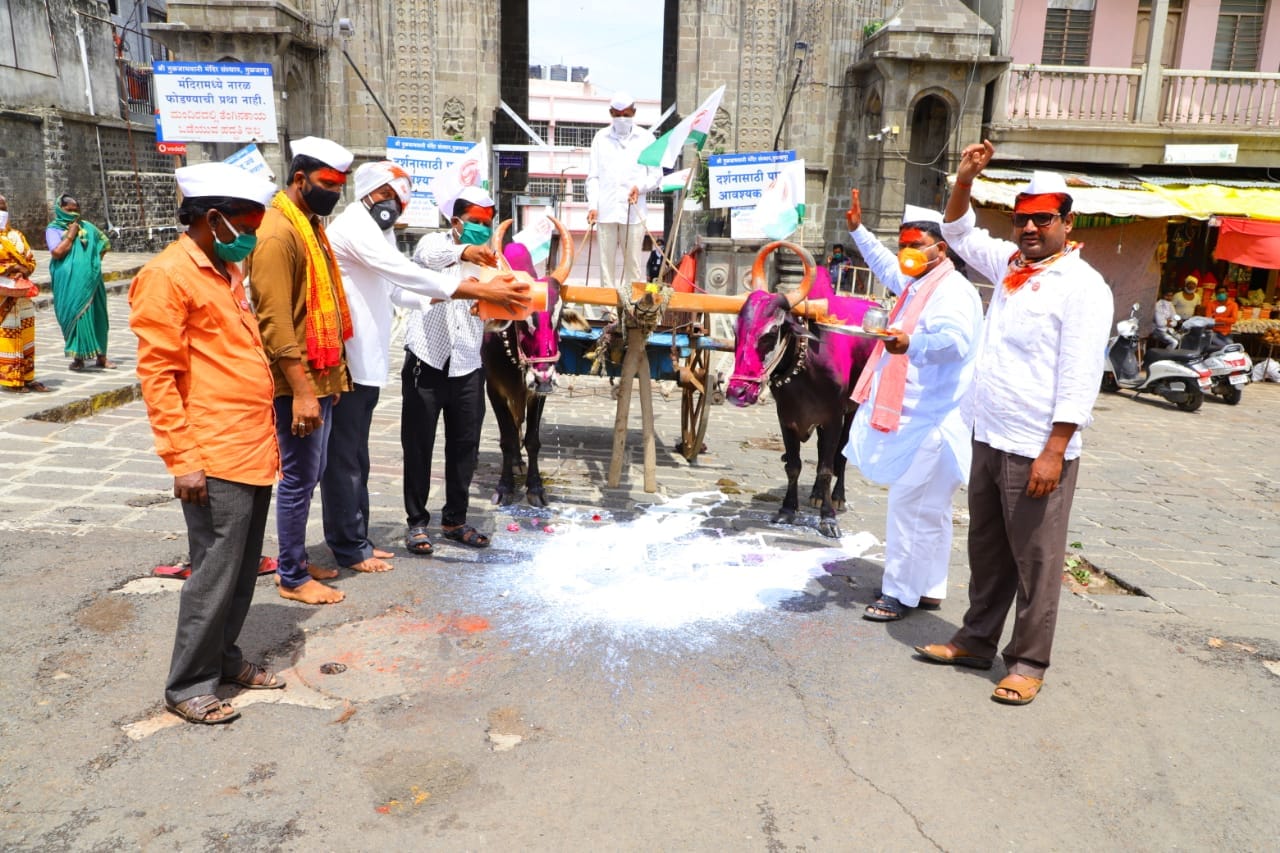 दुधाला 30 रुपये दर मिळावा यासाठी सरकारने प्रति लिटर 10 रुपये अनुदान सरळ शेतकऱ्यांच्या खात्यात वर्ग करावे व राज्यातील गोदामांमध्ये पडून असलेल्या दूध पावडरचा प्रश्न मार्गी लावण्यासाठी दूध पावडरला 50 रुपये निर्यात अनुदान द्यावे अशी मागणी बैठकीत किसान सभा व दुध उत्पादक शेतकरी संघर्ष समितीच्या वतीने करण्यात आली. (फोटो- स्वाभिमानी शेतकरी संघटनेचे तुळजाभवानी मंदिरासमोरचं आंदलन) दुधाला 30 रुपये दर मिळावा यासाठी सरकारने प्रति लिटर 10 रुपये अनुदान सरळ शेतकऱ्यांच्या खात्यात वर्ग करावे व राज्यातील गोदामांमध्ये पडून असलेल्या दूध पावडरचा प्रश्न मार्गी लावण्यासाठी दूध पावडरला 50 रुपये निर्यात अनुदान द्यावे अशी मागणी बैठकीत किसान सभा व दुध उत्पादक शेतकरी संघर्ष समितीच्या वतीने करण्यात आली. (फोटो- स्वाभिमानी शेतकरी संघटनेचे तुळजाभवानी मंदिरासमोरचं आंदलन)