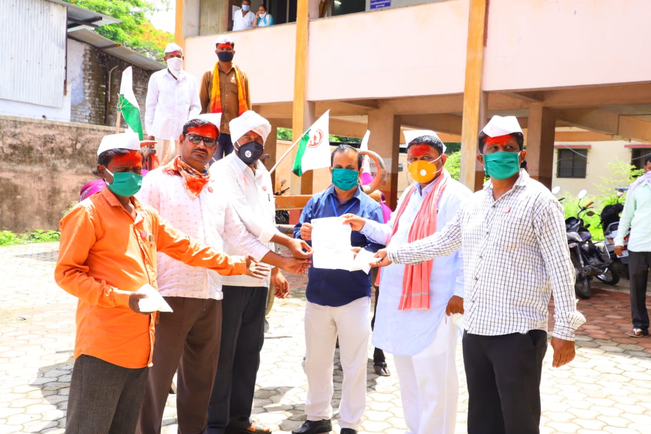 बहुतांश शेतकरी नेत्यांनी व दुध संघांच्या प्रतिनिधींनीही याच प्रकारची मांडणी केली. मात्र आजची ही बैठक प्राथमिक असल्याने आपण केवळ शेतकरी संघटना व दुध संघांच्या प्रतिनिधींचे म्हणणे ऐकून घेऊ व या आधारे मंत्रिमंडळात चर्चा करून निर्णय करू अशी भूमिका दुग्ध विकास मंत्री सुनील केदार यांनी मांडली. (फोटो- स्वाभिमानी शेतकरी संघटनेचे तुळजाभवानी मंदिरासमोरचं आंदलन) बहुतांश शेतकरी नेत्यांनी व दुध संघांच्या प्रतिनिधींनीही याच प्रकारची मांडणी केली. मात्र आजची ही बैठक प्राथमिक असल्याने आपण केवळ शेतकरी संघटना व दुध संघांच्या प्रतिनिधींचे म्हणणे ऐकून घेऊ व या आधारे मंत्रिमंडळात चर्चा करून निर्णय करू अशी भूमिका दुग्ध विकास मंत्री सुनील केदार यांनी मांडली. (फोटो- स्वाभिमानी शेतकरी संघटनेचे तुळजाभवानी मंदिरासमोरचं आंदलन)