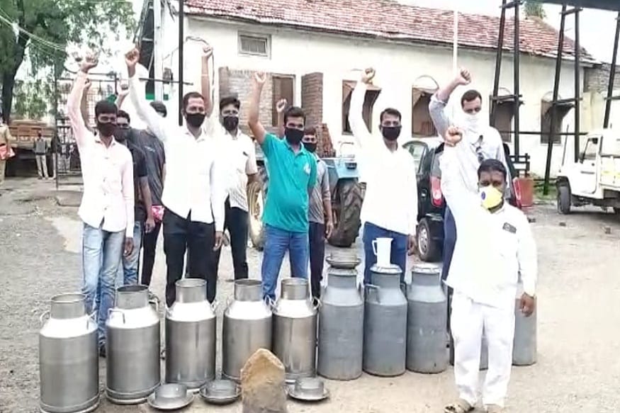 आजच्या बैठकीत असा कोणताही प्रस्ताव सरकारच्या वतीने मांडला न गेल्याने शेतकऱ्यांच्या पदरी निराशाच पडली आहे. (फोटो- अहमदनगर जिल्ह्यात झालेलं दुधाचं आंदोलन) आजच्या बैठकीत असा कोणताही प्रस्ताव सरकारच्या वतीने मांडला न गेल्याने शेतकऱ्यांच्या पदरी निराशाच पडली आहे. (फोटो- अहमदनगर जिल्ह्यात झालेलं दुधाचं आंदोलन)
