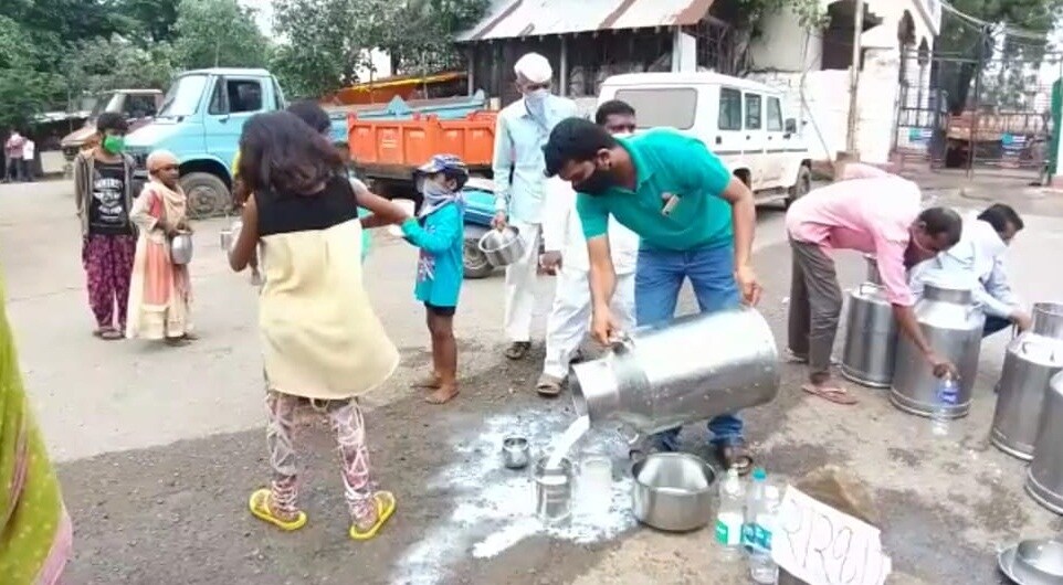 प्रत्यक्षात शेतकऱ्यांच्या मागण्या काय आहेत हे सरकारला अगोदरच माहीत होते. सरकारने या माहितीच्या आधारे अगोदरच मंत्रिमंडळात चर्चा करून या प्रश्नांवर उपाय असणारा प्रस्ताव तयार करायला हवा होता असं मत व्यक्त करण्यात येत आहे. (फोटो- अहमदनगर जिल्ह्यात झालेलं दुधाचं आंदोलन) प्रत्यक्षात शेतकऱ्यांच्या मागण्या काय आहेत हे सरकारला अगोदरच माहीत होते. सरकारने या माहितीच्या आधारे अगोदरच मंत्रिमंडळात चर्चा करून या प्रश्नांवर उपाय असणारा प्रस्ताव तयार करायला हवा होता असं मत व्यक्त करण्यात येत आहे. (फोटो- अहमदनगर जिल्ह्यात झालेलं दुधाचं आंदोलन)