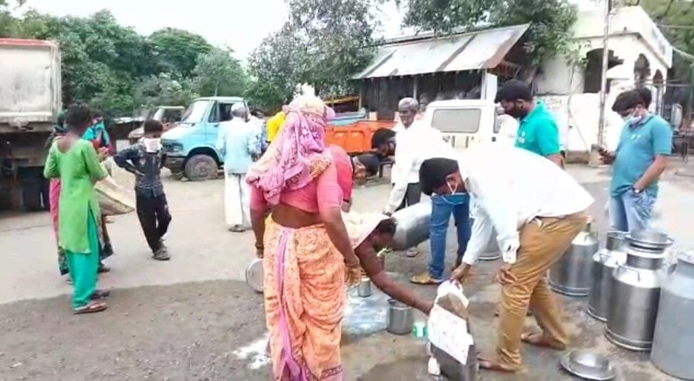 सरकार लवकरच या प्रश्नी शेतकऱ्यांना मदत करण्यासाठी योजना आणेल असे बैठकीत सांगण्यात आले असले तरी अशी योजना नक्की कधी येणार याबाबत कोणतीही कालबद्ध सीमा सांगण्यात आलेली नाही. (फोटो- अहमदनगर जिल्ह्यात झालेलं दुधाचं आंदोलन) सरकार लवकरच या प्रश्नी शेतकऱ्यांना मदत करण्यासाठी योजना आणेल असे बैठकीत सांगण्यात आले असले तरी अशी योजना नक्की कधी येणार याबाबत कोणतीही कालबद्ध सीमा सांगण्यात आलेली नाही. (फोटो- अहमदनगर जिल्ह्यात झालेलं दुधाचं आंदोलन)