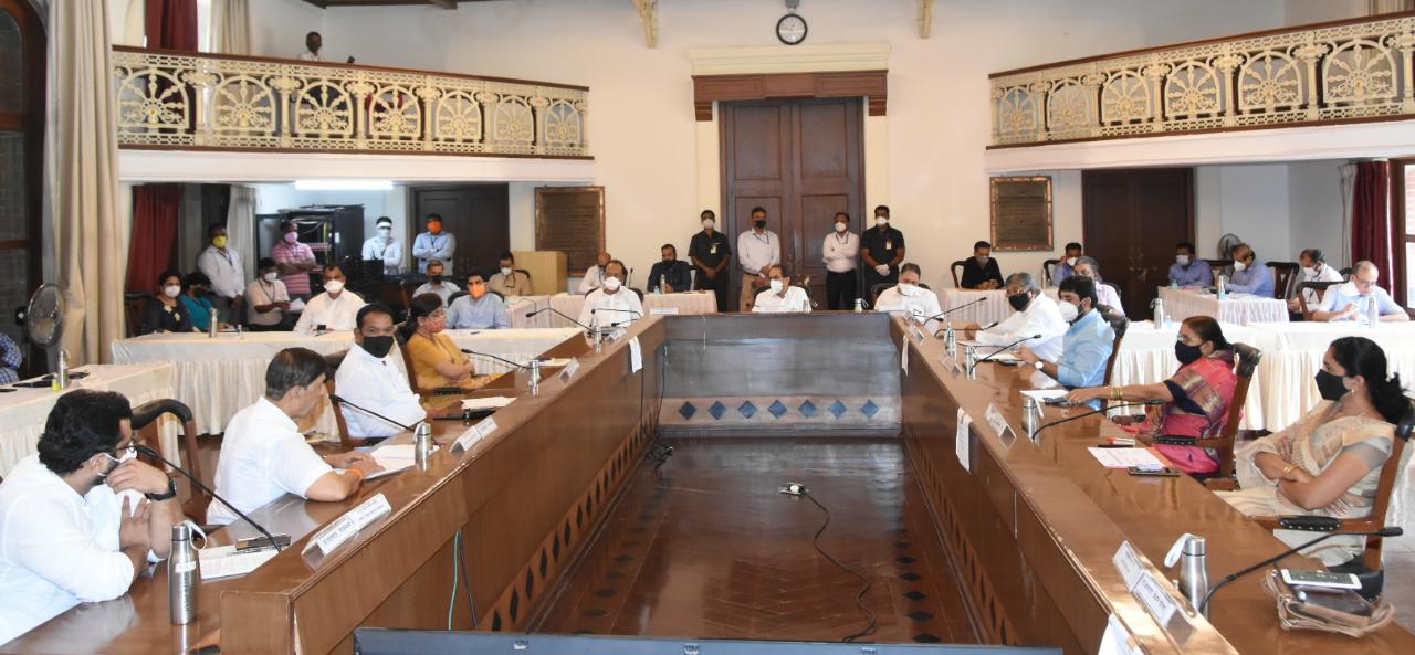 त्यासोबतच प्रशासकीय अधिकाऱ्यांमध्ये राज्याचे मुख्य सचिव संजय कुमार, मुख्यमंत्री यांचे अपर मुख्य सचिव आशिषकुमार सिंह, मुख्यमंत्री यांचे प्रधान सल्लागार अजोय मेहता, आरोग्य विभागाचे प्रधान सचिव डॉ. प्रदीप व्यास, वैद्यकीय शिक्षण व औषधी द्रव्ये विभागाचे सचिव सौरभ विजय, विभागीय आयुक्त डॉ. दीपक म्हैसेकर, विशेष कार्य अधिकारी सौरभ राव, पुणे महानगरपालिका आयुक्त विक्रम कुमार, पिंपरी चिंचवड महापालिका आयुक्त श्रावण हर्डीकर, जिल्हाधिकारी नवल किशोर राम, तसेच वरिष्ठ प्रशासकीय अधिकारी उपस्थित होते. त्यासोबतच प्रशासकीय अधिकाऱ्यांमध्ये राज्याचे मुख्य सचिव संजय कुमार, मुख्यमंत्री यांचे अपर मुख्य सचिव आशिषकुमार सिंह, मुख्यमंत्री यांचे प्रधान सल्लागार अजोय मेहता, आरोग्य विभागाचे प्रधान सचिव डॉ. प्रदीप व्यास, वैद्यकीय शिक्षण व औषधी द्रव्ये विभागाचे सचिव सौरभ विजय, विभागीय आयुक्त डॉ. दीपक म्हैसेकर, विशेष कार्य अधिकारी सौरभ राव, पुणे महानगरपालिका आयुक्त विक्रम कुमार, पिंपरी चिंचवड महापालिका आयुक्त श्रावण हर्डीकर, जिल्हाधिकारी नवल किशोर राम, तसेच वरिष्ठ प्रशासकीय अधिकारी उपस्थित होते.
