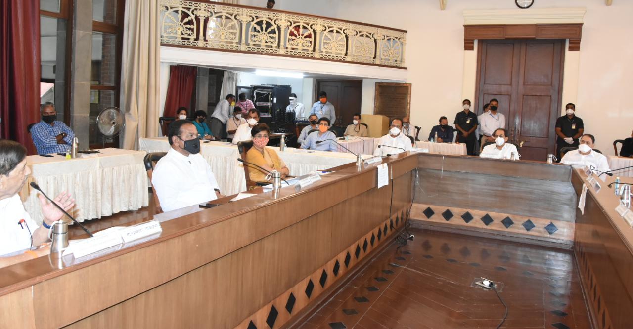 रोज वेगवेगळ्या रूग्णालयात पोहोचण्यापूर्वी मृत्यू झालेल्या रुग्णांच्या कोरोना चाचण्या होत नाहीत. मात्र त्यांचे एक्सरे घेतले असता कोरोना असल्याचं निदर्शनास आलं आहे. एकट्या ससूनमध्ये रोज असे दहा बारा रूग्ण दगावत आहेत. ज्याची नोंद कोरोनाच्या मृत्यूमध्ये घेतली जात नाही असा आरोपही महापौरांनी या बैठकीत केला आहे. रोज वेगवेगळ्या रूग्णालयात पोहोचण्यापूर्वी मृत्यू झालेल्या रुग्णांच्या कोरोना चाचण्या होत नाहीत. मात्र त्यांचे एक्सरे घेतले असता कोरोना असल्याचं निदर्शनास आलं आहे. एकट्या ससूनमध्ये रोज असे दहा बारा रूग्ण दगावत आहेत. ज्याची नोंद कोरोनाच्या मृत्यूमध्ये घेतली जात नाही असा आरोपही महापौरांनी या बैठकीत केला आहे.