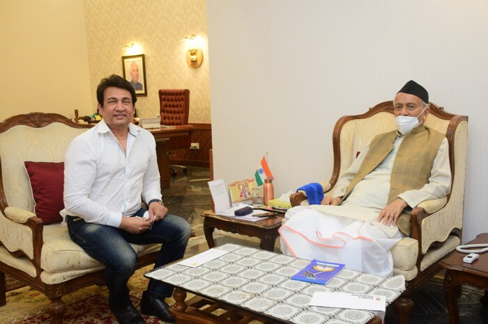 राष्ट्रवादीचे युवा नेते पार्थ पवार यांनी गृहमंत्र्यांची भेट घेत सीबीआय चौकशीची मागणी केल्यानंतर आता अभिनेते शेखर सुमन यांनी याच मागणीसाठी राज्यपालांची भेट घेतली आहे.