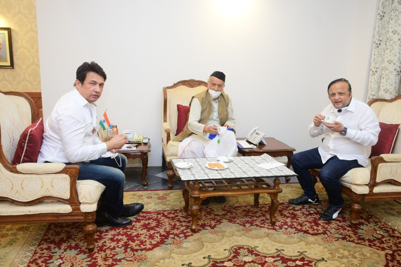 अभिनेते शेखर सुमन यांनी आज राज्यपाल भगतसिंह कोश्यारी यांची राजभवन मुंबई येथे भेट घेऊन सुशांत सिंह राजपुत प्रकरणाची सी. बी. आय. मार्फत चौकशी करण्यासंदर्भात निवेदन दिले. अभिनेते शेखर सुमन यांनी आज राज्यपाल भगतसिंह कोश्यारी यांची राजभवन मुंबई येथे भेट घेऊन सुशांत सिंह राजपुत प्रकरणाची सी. बी. आय. मार्फत चौकशी करण्यासंदर्भात निवेदन दिले.