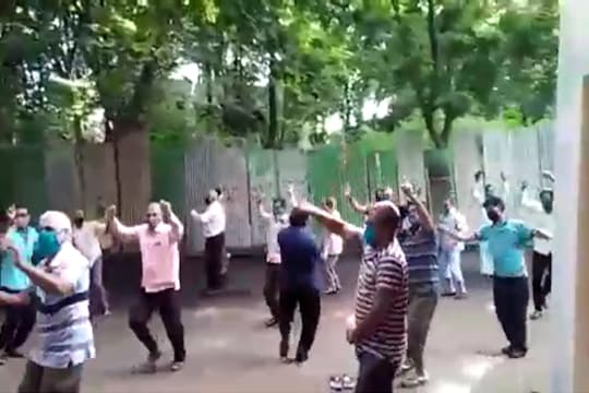 44 जणांनी कोरोनाला हरवलं जोमात, आता पळतंय चिंगाट..झिंग झिंग झिंगाट, तुफान डान्सचा VIDEO