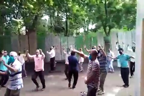 कोरोना आजाराला घाबरायचं नाही तर हसत खेळत सामना करायचा आहे, असा संदेश या रुग्णांनी दिला.