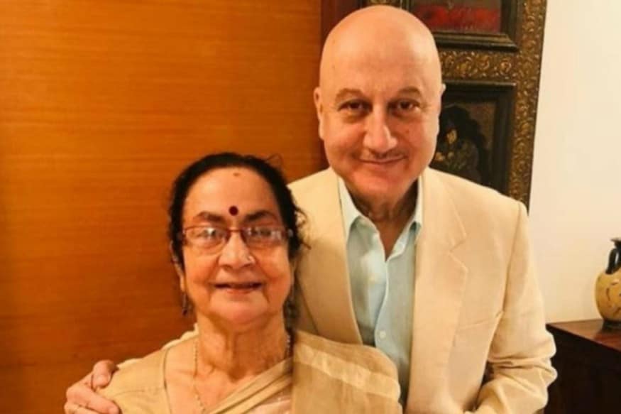 अभिनेते अनुपम खेर यांच्या घरातही कोरोनाने शिरकाव केला आहे. त्यांची आई दुलारी खेर यांना कोरोनाची लागण झाली, त्यांना रुग्णालयात दाखल करण्यात आलं आहे. मात्र आपली टेस्ट निगेटिव्ह आल्याची माहिती अनुपम यांनी आपल्या सोशल मीडियावर दिली. अभिनेते अनुपम खेर यांच्या घरातही कोरोनाने शिरकाव केला आहे. त्यांची आई दुलारी खेर यांना कोरोनाची लागण झाली, त्यांना रुग्णालयात दाखल करण्यात आलं आहे. मात्र आपली टेस्ट निगेटिव्ह आल्याची माहिती अनुपम यांनी आपल्या सोशल मीडियावर दिली.