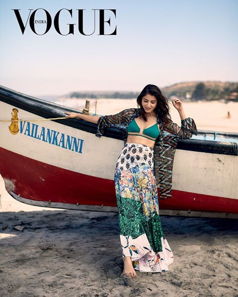 अनुष्काने Vogue मॅगझिनसाठी हे फोटोशूट केले आहे. Vogue च्या इन्स्टाग्राम पेजवर तिचे हे बोल्ड फोटो शेअर करण्यात आले आहेत. (फोटो सौजन्य- इन्स्टाग्राम @vogueindia)