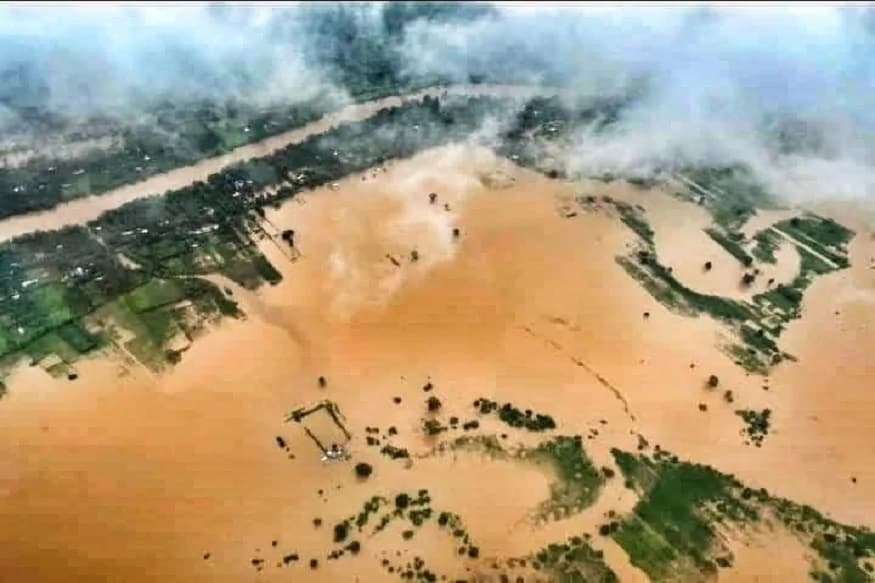 आसामच्या सॅटेलाइटवरून काढलेल्या या फोटोमध्ये स्पष्टपणे दिसून येत आहे की, जमिनीवर फक्त पाणी पाणी आहे. फोटो सौजन्य ट्विटर/@Folitically आसामच्या सॅटेलाइटवरून काढलेल्या या फोटोमध्ये स्पष्टपणे दिसून येत आहे की, जमिनीवर फक्त पाणी पाणी आहे. फोटो सौजन्य ट्विटर/@Folitically