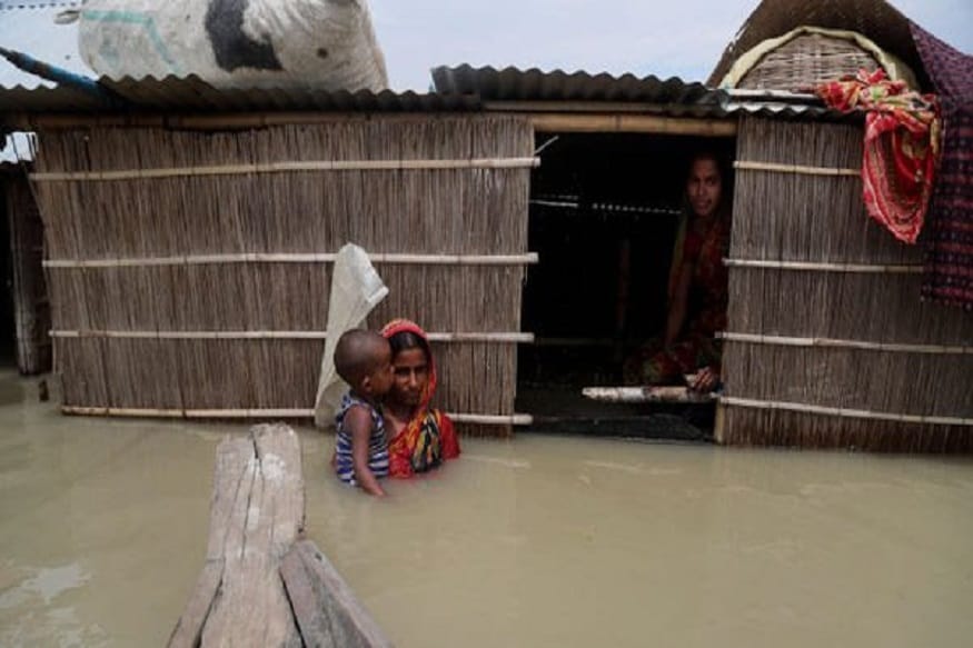 पावसाळ्याच्या दिवसांत पूर तसंच दरडी कोसळण्याच्या घटना वारंवार घडत असल्यामुळे लोकांना आपली राहती घरं सोडून मदत केंद्रामध्ये आश्रयाला जावे लागत आहे. फोटो सौजन्य ट्विटर/@GoswamiUdipta पावसाळ्याच्या दिवसांत पूर तसंच दरडी कोसळण्याच्या घटना वारंवार घडत असल्यामुळे लोकांना आपली राहती घरं सोडून मदत केंद्रामध्ये आश्रयाला जावे लागत आहे. फोटो सौजन्य ट्विटर/@GoswamiUdipta