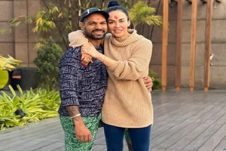 भारताचा क्रिकेटपटू शिखर धवनची पत्नी आयशा मुखर्जी स्वत: एक किक बॉक्सर आहे आणि आपल्या फिटनेससाठी ती याचीच मदत घेते. भारताचा क्रिकेटपटू शिखर धवनची पत्नी आयशा मुखर्जी स्वत: एक किक बॉक्सर आहे आणि आपल्या फिटनेससाठी ती याचीच मदत घेते.