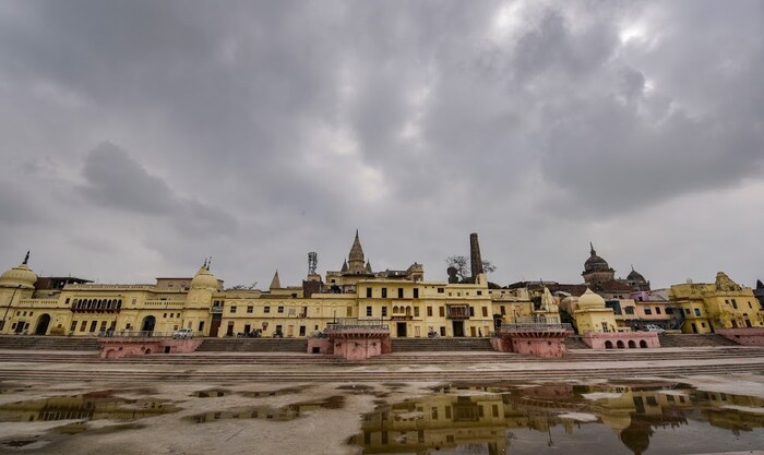 सध्या अयोध्येतले कोरोना व्हायरचे रुग्ण वाढत असून त्यामुळे सुरक्षा वाढवण्यात आली आहे. सध्या अयोध्येत 375 अॅक्टिव्ह रुग्ण आहेत.
