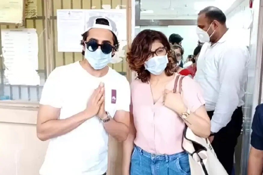 रजिस्ट्री दरम्यान 2 कोटी 31 लाख 25 हजार रुपये दिले. आयुष्म्मानचे वडील वीरेंद्र खुराना घर क्रमांक 1109 सेक्टर पंचकुला याठिकाणीच राहतात. आयुष्मान आणि ताहिरा सेक्टर 2 मध्ये थांबले होते आणि तिथून ते थेट तहसीलदार कार्यालयामध्ये पोहोचले रजिस्ट्री दरम्यान 2 कोटी 31 लाख 25 हजार रुपये दिले. आयुष्म्मानचे वडील वीरेंद्र खुराना घर क्रमांक 1109 सेक्टर पंचकुला याठिकाणीच राहतात. आयुष्मान आणि ताहिरा सेक्टर 2 मध्ये थांबले होते आणि तिथून ते थेट तहसीलदार कार्यालयामध्ये पोहोचले