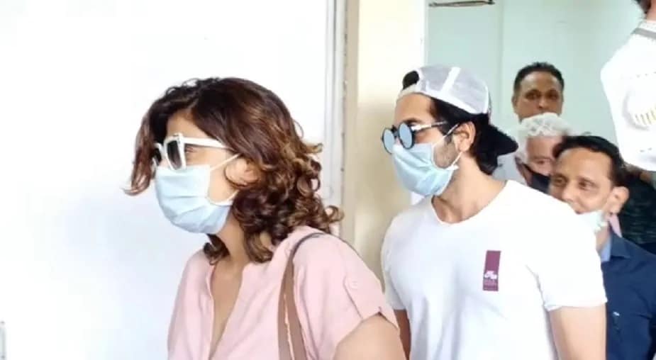 बॉलिवूड अभिनेता आयुष्मान खुराना (Ayushmann Khurrana)ने पंचकुला सेक्टर 6 मध्ये घर खरेदी केले आहे. आयुष्मान सोमवारी पंचकुला तहसीलदार कार्यालयात पत्नी ताहिरा कश्यपबरोबर पोहोचला होता आणि त्याने या घरासाठी सेल डील पूर्ण केले. बॉलिवूड अभिनेता आयुष्मान खुराना (Ayushmann Khurrana)ने पंचकुला सेक्टर 6 मध्ये घर खरेदी केले आहे. आयुष्मान सोमवारी पंचकुला तहसीलदार कार्यालयात पत्नी ताहिरा कश्यपबरोबर पोहोचला होता आणि त्याने या घरासाठी सेल डील पूर्ण केले.