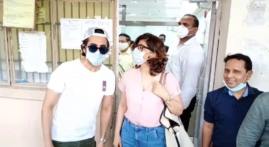 तहसीलदार कार्यालयात काम करणाऱ्या कर्मचाऱ्यांना जेव्हा माहित झाले की आयुष्मान याठिकाणी येणार आहे, त्यावेळी त्यांनी एकच घोळका केला होता. तहसीलदार कार्यालयात काम करणाऱ्या कर्मचाऱ्यांना जेव्हा माहित झाले की आयुष्मान याठिकाणी येणार आहे, त्यावेळी त्यांनी एकच घोळका केला होता.