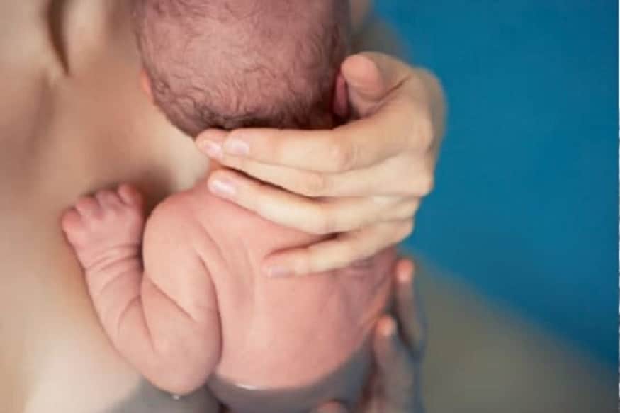 प्रेग्नन्सीमध्ये कोरोना पॉझिटिव्ह असलेल्या 95 टक्के महिलांमध्ये त्याचे कोणतेही दुष्परिणाम दिसून आलेले नाहीत. तसंच गर्भातील बाळामध्ये आईमार्फत कोरोनाव्हायरसचं संक्रमण होण्याची प्रकरणंही फक्त तीन टक्केच असल्याचं संशोधकांना दिसून आलं. प्रेग्नन्सीमध्ये कोरोना पॉझिटिव्ह असलेल्या 95 टक्के महिलांमध्ये त्याचे कोणतेही दुष्परिणाम दिसून आलेले नाहीत. तसंच गर्भातील बाळामध्ये आईमार्फत कोरोनाव्हायरसचं संक्रमण होण्याची प्रकरणंही फक्त तीन टक्केच असल्याचं संशोधकांना दिसून आलं.