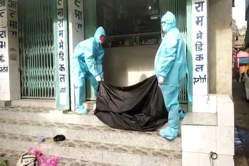 औषध घेण्याआधीच मेडिकल दुकानाच्या पायरीवर झाला मृत्यू, कोरोना रिपोर्ट आल्यानंतर हादरलं संपूर्ण शहर