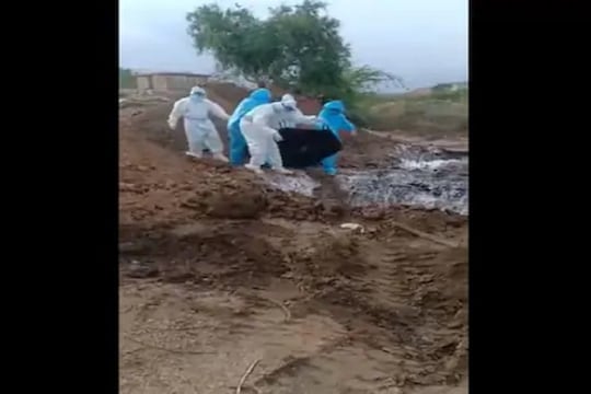 एकाच खड्ड्यात पुरले तब्बल 8 कोरोनाबाधितांचे मृतदेह, धक्कादायक VIDEO VIRAL झाल्यानं खळबळ