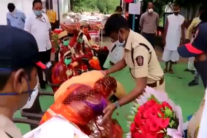 नाकारलेल्या जीवनाला आकार देत एचआयव्हीग्रस्त 3 जोडप्यांना एकत्र आणून मोठ्या आनंदात एकाच मंडपात थाटात विवाह सोहळा पार पडला. यावेळी सोशल डिस्टन्सिंग कटाक्षने पाळला. बीड शहराजवळील आनंदवनात एचआयव्ही ग्रस्तांच्या जीवनात नंदनवन फुलवण्याचे काम करत नव्याने जगण्याची उमेद दिली. यावेळी उपस्थित डोळ्यात पाणी तरळले होते. नाकारलेल्या जीवनाला आकार देत एचआयव्हीग्रस्त 3 जोडप्यांना एकत्र आणून मोठ्या आनंदात एकाच मंडपात थाटात विवाह सोहळा पार पडला. यावेळी सोशल डिस्टन्सिंग कटाक्षने पाळला. बीड शहराजवळील आनंदवनात एचआयव्ही ग्रस्तांच्या जीवनात नंदनवन फुलवण्याचे काम करत नव्याने जगण्याची उमेद दिली. यावेळी उपस्थित डोळ्यात पाणी तरळले होते.