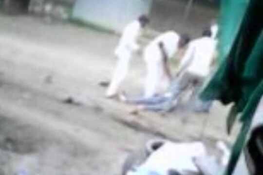 गावगुंडांची शेतकऱ्याला बेशुद्ध पडेपर्यंत मारहाण, धक्कादायक VIDEO आला समोर