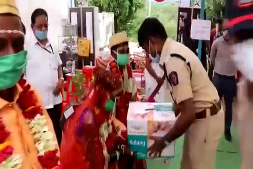 जेष्ठ समाजसेवक बाबा आमटे यांच्या प्रेरणेतून हे काम सुरू अनेक वर्षांपासून सांभाळ केलेल्या मुलींच कन्यादान करताना बारागजे दाम्पत्य भावुक झाले. नवदाम्पत्यांना शुभेच्या म्हणून वऱ्हाडी मंडळींनीही त्यांच्या नवजीवनासाठी संसारउपयोगी साहित्य देत जगण्याची उमेद दिली. जेष्ठ समाजसेवक बाबा आमटे यांच्या प्रेरणेतून हे काम सुरू अनेक वर्षांपासून सांभाळ केलेल्या मुलींच कन्यादान करताना बारागजे दाम्पत्य भावुक झाले. नवदाम्पत्यांना शुभेच्या म्हणून वऱ्हाडी मंडळींनीही त्यांच्या नवजीवनासाठी संसारउपयोगी साहित्य देत जगण्याची उमेद दिली.