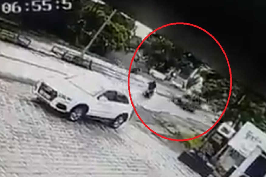 कार आणि बाईकच्या भीषण अपघातात एकाचा जागीच मृत्यू, भयानक दृश्य CCTV मध्ये कैद