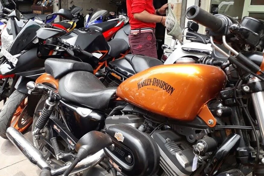 पण, कोणतीही सेकंड हँड वस्तू विकत घेत असाल तर पहिले नीट त्याची तपासणी करून घ्या. जर एखादी गाडी ही 30 हजार किमीपेक्षा जास्त चालली असेल तर शक्यतो अशी वाहनं घेणे टाळले पाहिजे. कारण, अशी वाहनं एकतर मायलेजबद्दल त्रास देतील किंवा इंजिनबद्दल समस्या निर्माण होईल. तसंच 4 वर्षांपेक्षा जास्त जुने वाहन खरेदी करणे टाळले पाहिजे. वाहन खरेदी करण्याआधी त्याची टेस्ट राईड नक्की घ्या. पण, कोणतीही सेकंड हँड वस्तू विकत घेत असाल तर पहिले नीट त्याची तपासणी करून घ्या. जर एखादी गाडी ही 30 हजार किमीपेक्षा जास्त चालली असेल तर शक्यतो अशी वाहनं घेणे टाळले पाहिजे. कारण, अशी वाहनं एकतर मायलेजबद्दल त्रास देतील किंवा इंजिनबद्दल समस्या निर्माण होईल. तसंच 4 वर्षांपेक्षा जास्त जुने वाहन खरेदी करणे टाळले पाहिजे. वाहन खरेदी करण्याआधी त्याची टेस्ट राईड नक्की घ्या.