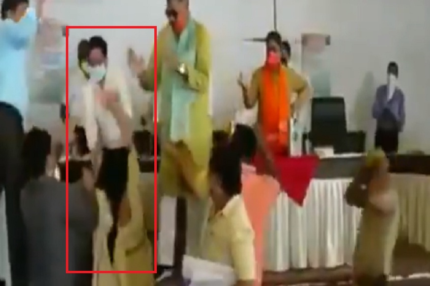 भाजपच्या महिला नगरसेविकेने आयुक्तांना भर सभेत मारली चप्पल, पाहा VIDEO
