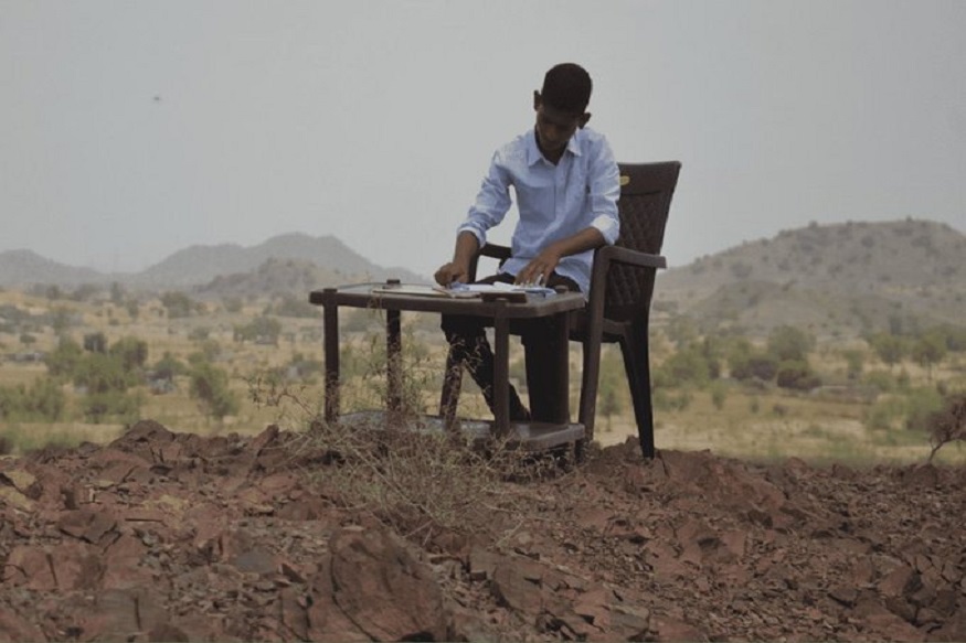 शिकण्यासाठी युवकाची धडपड, गावात रेंज नाही म्हणून रोज चढतो डोंगर