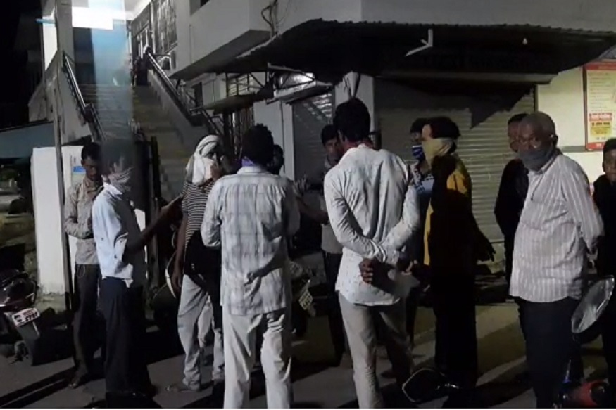 दारुड्याचं भयंकर कृत्य! 7 वर्षीय मुलाच्या गळ्यावर ब्लेडने वार, गंभीर जखमी