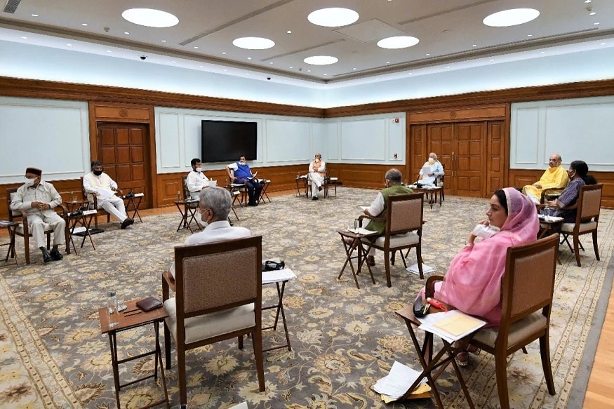 या बैठकीमध्ये कृषी इन्फ्रास्ट्रक्चरच्या विकासाठी 1 लाख कोटी रुपयांच्या Agri Infra Fund ला मंजूरी मिळाली आहे. त्याचप्रमाणे पंतप्रधान नरेंद्र मोदी यांनी घोषणा केलेल्या गरीब कल्याण अन्न योजना (PM Gareeb kalyan Ann Yojana) नोव्हेंबरपर्यंत वाढवण्यासाठी मंजूरी मिळाली आहे. कॅबिनेटने उद्योजक आणि कर्मचार्यांना 24 टक्के ईपीएफ मदत करण्यास मान्यता दिली आहे. त्याचप्रमाणे उज्ज्वला योजनेअंतर्गत फ्री एलपीजी सिलेंडर देण्याच्या योजनेच्या वाढीव मुदतीसाठी देखील परवानगी मिळाली आहे. या बैठकीमध्ये कृषी इन्फ्रास्ट्रक्चरच्या विकासाठी 1 लाख कोटी रुपयांच्या Agri Infra Fund ला मंजूरी मिळाली आहे. त्याचप्रमाणे पंतप्रधान नरेंद्र मोदी यांनी घोषणा केलेल्या गरीब कल्याण अन्न योजना (PM Gareeb kalyan Ann Yojana) नोव्हेंबरपर्यंत वाढवण्यासाठी मंजूरी मिळाली आहे. कॅबिनेटने उद्योजक आणि कर्मचार्यांना 24 टक्के ईपीएफ मदत करण्यास मान्यता दिली आहे. त्याचप्रमाणे उज्ज्वला योजनेअंतर्गत फ्री एलपीजी सिलेंडर देण्याच्या योजनेच्या वाढीव मुदतीसाठी देखील परवानगी मिळाली आहे.
