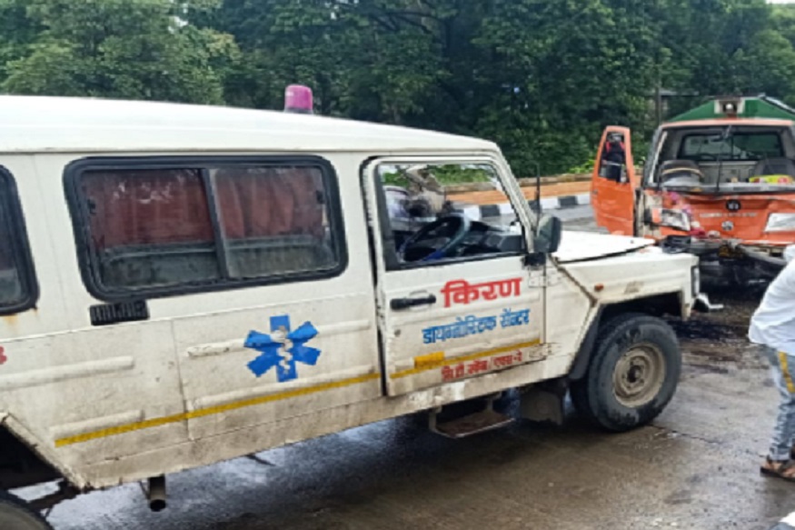 धक्कादायक! कोरोना रुग्णाला घेऊन जाणाऱ्या रुग्णवाहिकेला अपघात