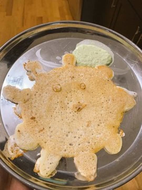 याच हॉटेलमध्ये हा कोरोना डोसाही तयार करण्यात आला आहे. सामान्यपणे गोल आकाराच्या असलेल्या या डोशाला कोरोनाचा आकार देण्यात आला आहे. (Image - Twitter) याच हॉटेलमध्ये हा कोरोना डोसाही तयार करण्यात आला आहे. सामान्यपणे गोल आकाराच्या असलेल्या या डोशाला कोरोनाचा आकार देण्यात आला आहे. (Image - Twitter)