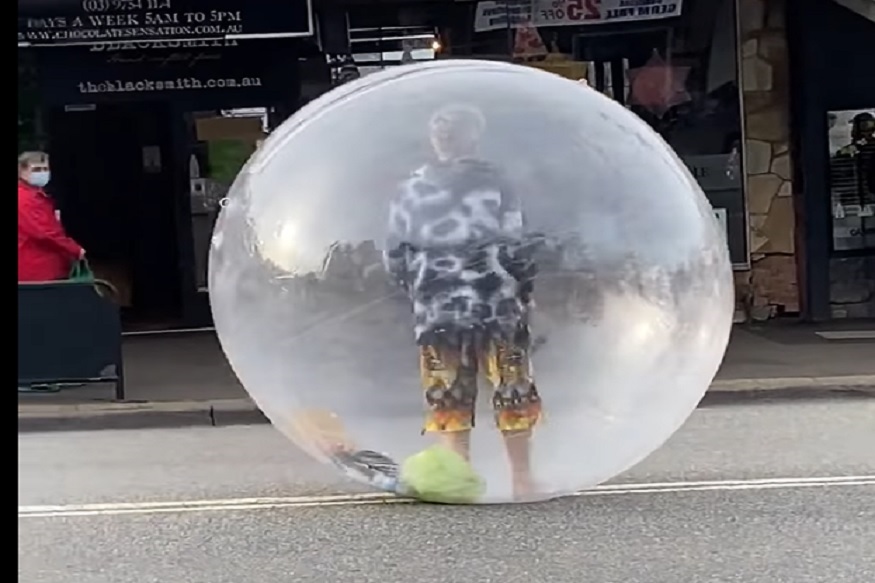 अरे देवा! कोरोनापासून वाचण्यासाठी तरुणानं बनवलं फुग्याचं कवच, VIDEO VIRAL