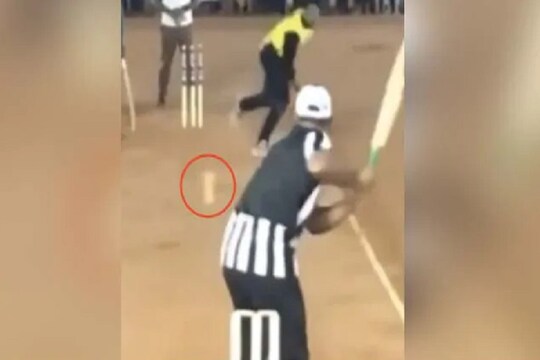 चेंडू व्हाइड समजून फलंदाजानं सोडला, तरी झाला बोल्ड! मजेदार विकेटचा VIDEO VIRAL
