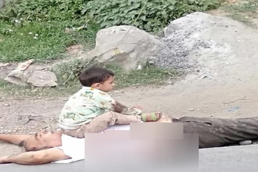 जम्मू-काश्मीर (Jammu-Kashmir) येथील सोपोरमध्ये केंद्रीय राखीव पोलीस दलाच्या (CRPF) ताफ्यावर अतिरेक्यांनी हल्ला केला. यात सीआरपीएफ 179 बटालियनचे तीन जवान शहीद झाले असून, एका वयवृद्ध नागरिकाचादेखील गोळी लागल्यानं मृत्यू झाला आहे. जम्मू-काश्मीर (Jammu-Kashmir) येथील सोपोरमध्ये केंद्रीय राखीव पोलीस दलाच्या (CRPF) ताफ्यावर अतिरेक्यांनी हल्ला केला. यात सीआरपीएफ 179 बटालियनचे तीन जवान शहीद झाले असून, एका वयवृद्ध नागरिकाचादेखील गोळी लागल्यानं मृत्यू झाला आहे.