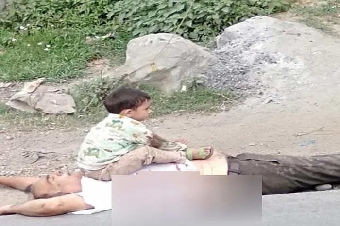 एका फोटोमध्ये हा चिमुरडा आजोबांच्या मृतदेहा शेजारीच बसला होता.  