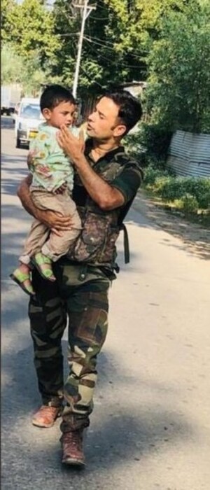 गोळीबाराच्या आवाजानं घाबरून गेलेला हा चिमुरडा सतत रडत होता. अखेर गस्त घालणाऱ्या एका जवानांनी या चिमुरड्याला उचलून गाडीत बसवले. 