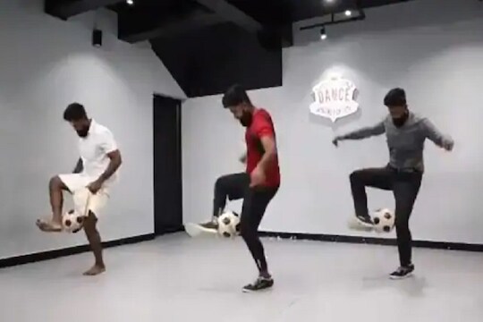 फुटबॉल, लुंगी आणि सराव! तरुणांचा जबरदस्त VIDEO पाहून तुम्हीही म्हणाल...'एकच नंबर भावा'