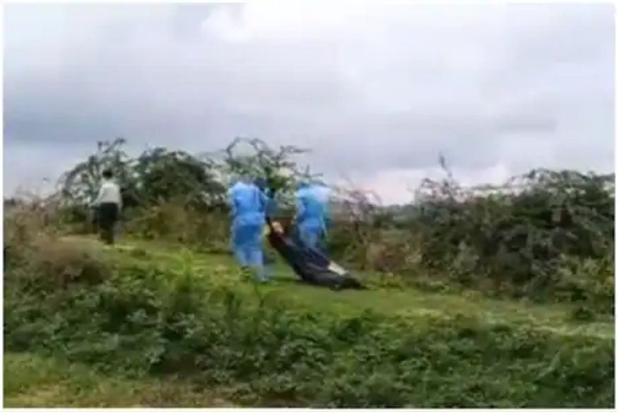 निर्दयी! कोरोनामुळे मृत्यू, दफनासाठी 500 मीटर खेचत नेला मृतदेह; VIDEO पाहून स्थानिक संतप्त