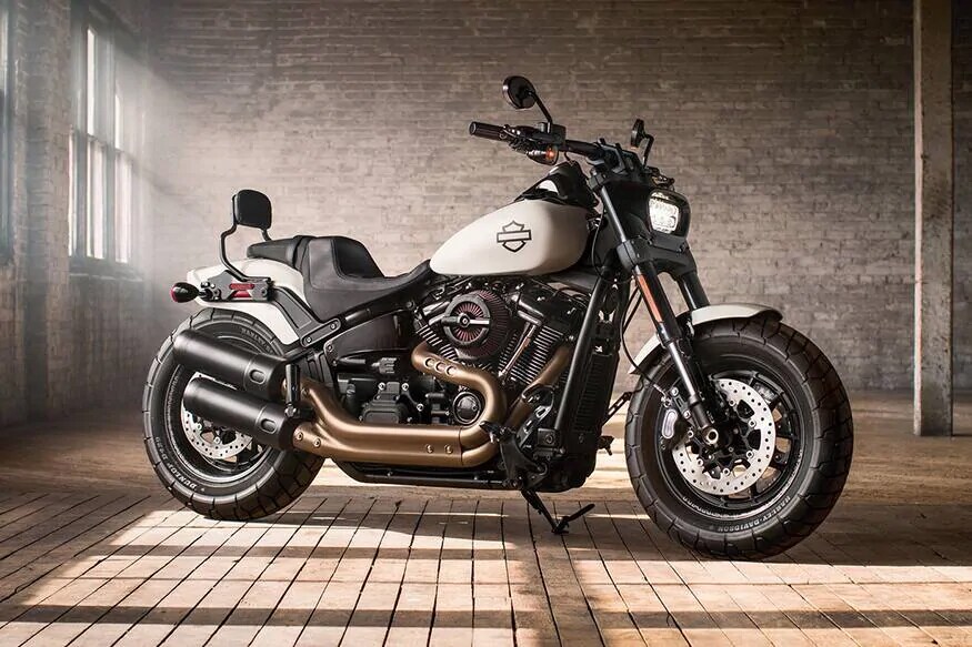 Harley-Davidson- धोनीकडे बाईकचेही चांगले कलेक्शन आहे. यात पहिला नंबर लागला तो हार्ले डेव्हिडसनचा. त्या शिवाय यामाहा, कावासाकी या बाईक्स सुद्धा आहे. धोनीकडे जी Harley-Davidson आहे तिचे इंजिन हे 1,690cc इतके आहे. जे 132 Bhp ची पॉवर देतो. Harley-Davidson- धोनीकडे बाईकचेही चांगले कलेक्शन आहे. यात पहिला नंबर लागला तो हार्ले डेव्हिडसनचा. त्या शिवाय यामाहा, कावासाकी या बाईक्स सुद्धा आहे. धोनीकडे जी Harley-Davidson आहे तिचे इंजिन हे 1,690cc इतके आहे. जे 132 Bhp ची पॉवर देतो.