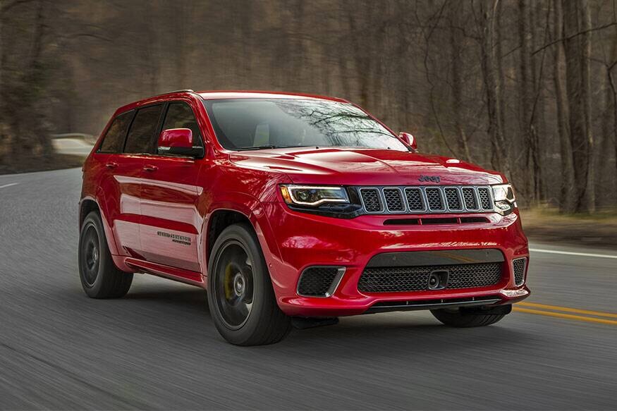 Jeep Grand Cherokee Trackhawk- तर धोनीकडे आहे Jeep Grand Cherokee Trackhawk. ही आलिशान कार अलीकडेच धोनीच्या ताफ्यात जमा झाली. या एसयुव्हीमध्ये 6.2-लीटर सुपरचार्ज्ड V8 HEMI इंजिन आहे. जे तब्बल 707 bhp पॉवर देते. Jeep Grand Cherokee Trackhawk- तर धोनीकडे आहे Jeep Grand Cherokee Trackhawk. ही आलिशान कार अलीकडेच धोनीच्या ताफ्यात जमा झाली. या एसयुव्हीमध्ये 6.2-लीटर सुपरचार्ज्ड V8 HEMI इंजिन आहे. जे तब्बल 707 bhp पॉवर देते.