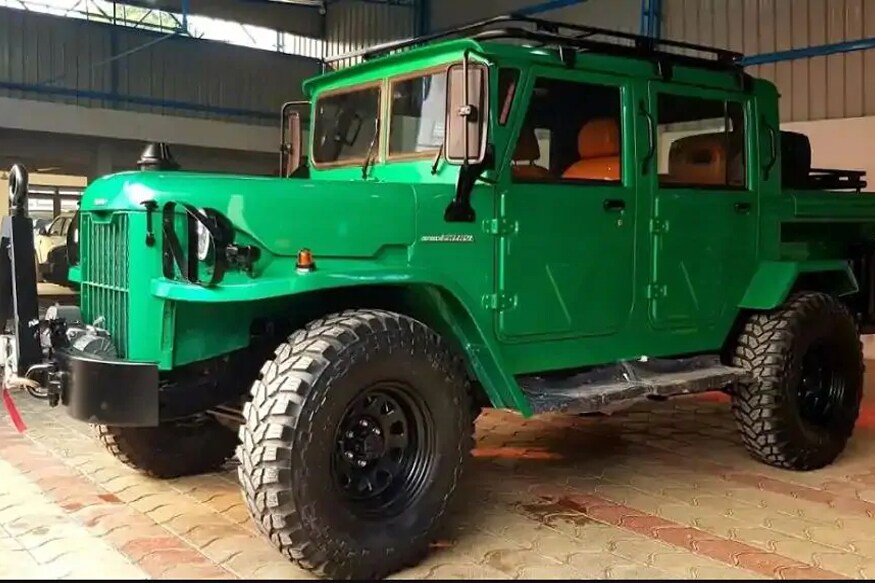 धोनीकडे असलेली Nissan Jonga ही 1 Ton नावाने ओळखली जाते. पण ही निसान 4W70 सीरीजमधील गाडी आहे. या एसयुव्हीमध्ये कंट्रास्ट टॅन कलर सीट्स, ब्लॅक फिनिश डॅशबोर्ड आणि सेंट्रल कंसोल आणि एसी वेंट्स, स्टीयरिंग व्हिल दिले आहे. या निसान जोंगामध्ये 6-सिलिंडर पेट्रोल इंजिन दिले आहे. या गाडीत मॅन्युअल गियरबॉक्स दिला आहे. धोनीकडे असलेली Nissan Jonga ही 1 Ton नावाने ओळखली जाते. पण ही निसान 4W70 सीरीजमधील गाडी आहे. या एसयुव्हीमध्ये कंट्रास्ट टॅन कलर सीट्स, ब्लॅक फिनिश डॅशबोर्ड आणि सेंट्रल कंसोल आणि एसी वेंट्स, स्टीयरिंग व्हिल दिले आहे. या निसान जोंगामध्ये 6-सिलिंडर पेट्रोल इंजिन दिले आहे. या गाडीत मॅन्युअल गियरबॉक्स दिला आहे.