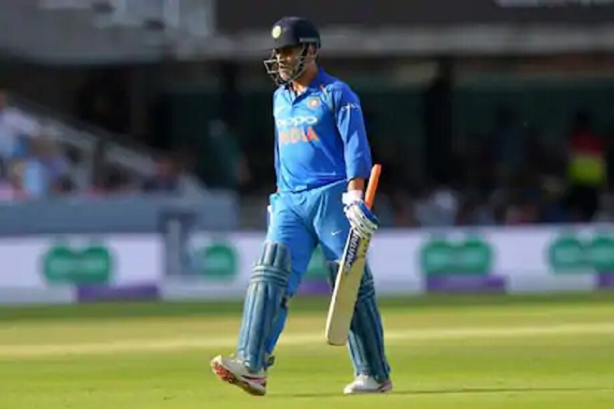 कसोटी क्रिकेटमधून धोनीने 2014 मध्ये निवृत्ती घेतली. त्याआधी त्याने 90 सामन्यात 6 शतके आणि 33 अर्धशतकांसह 4 हजार 876 धावा केल्या होत्या. त्यानंतर विराट कोहलीच्या खांद्यावर नेतृत्वाची धुरा सोपवली. कसोटी क्रिकेटमधून धोनीने 2014 मध्ये निवृत्ती घेतली. त्याआधी त्याने 90 सामन्यात 6 शतके आणि 33 अर्धशतकांसह 4 हजार 876 धावा केल्या होत्या. त्यानंतर विराट कोहलीच्या खांद्यावर नेतृत्वाची धुरा सोपवली.