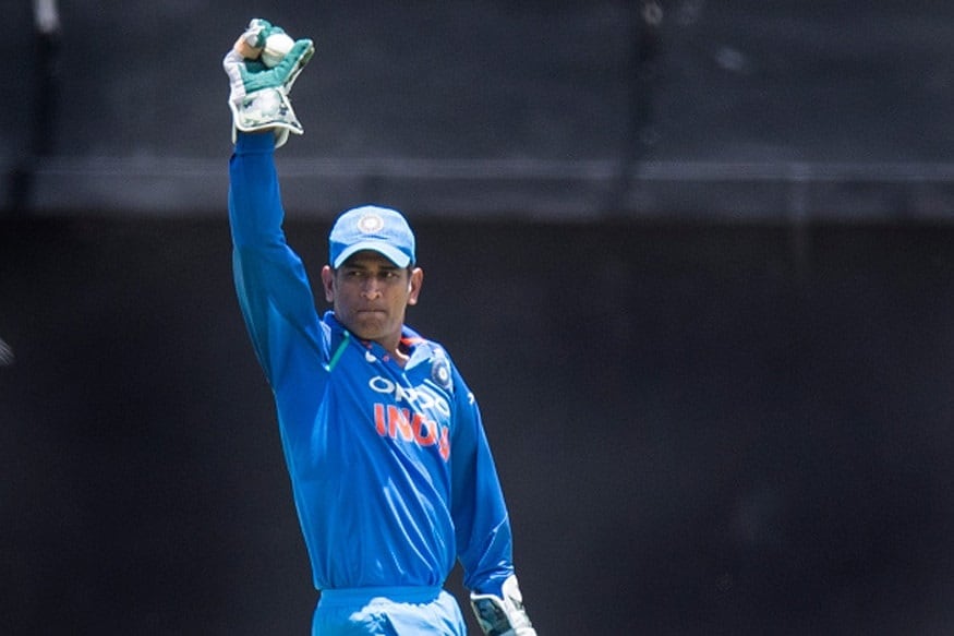 धोनी एक यशस्वी कर्णधार म्हणून जसा ओळखला जातो तसाच तो सर्वोत्तम फिनिशर आणि यष्टीरक्षकही आहे. तो य़ष्टीमागे असताना फलंदाजाने पाय उचलणं म्हणजे विकेट देण्यासारखंच आहे. जाणून घ्या धोनीच्या अशाच काही खास गोष्टी धोनी एक यशस्वी कर्णधार म्हणून जसा ओळखला जातो तसाच तो सर्वोत्तम फिनिशर आणि यष्टीरक्षकही आहे. तो य़ष्टीमागे असताना फलंदाजाने पाय उचलणं म्हणजे विकेट देण्यासारखंच आहे. जाणून घ्या धोनीच्या अशाच काही खास गोष्टी