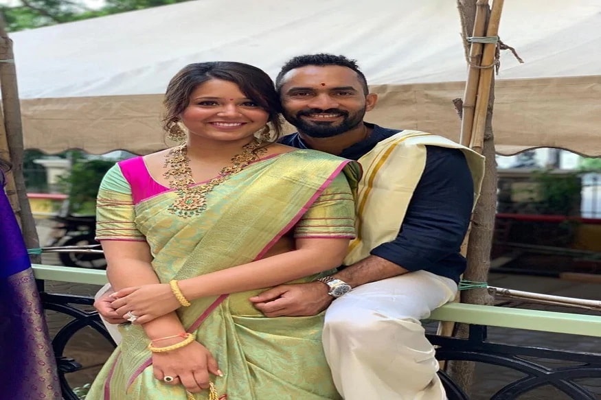 अखेर 2013मध्ये टीम इंडियाची स्क्वाश प्लेअर दीपिका पल्लीकल (Dipika Pallikal) कार्तिकच्या आयुष्यात आली. दोन वर्ष डेट केल्यानंतर 2015मध्ये त्यांनी विवाह केला. अखेर 2013मध्ये टीम इंडियाची स्क्वाश प्लेअर दीपिका पल्लीकल (Dipika Pallikal) कार्तिकच्या आयुष्यात आली. दोन वर्ष डेट केल्यानंतर 2015मध्ये त्यांनी विवाह केला.