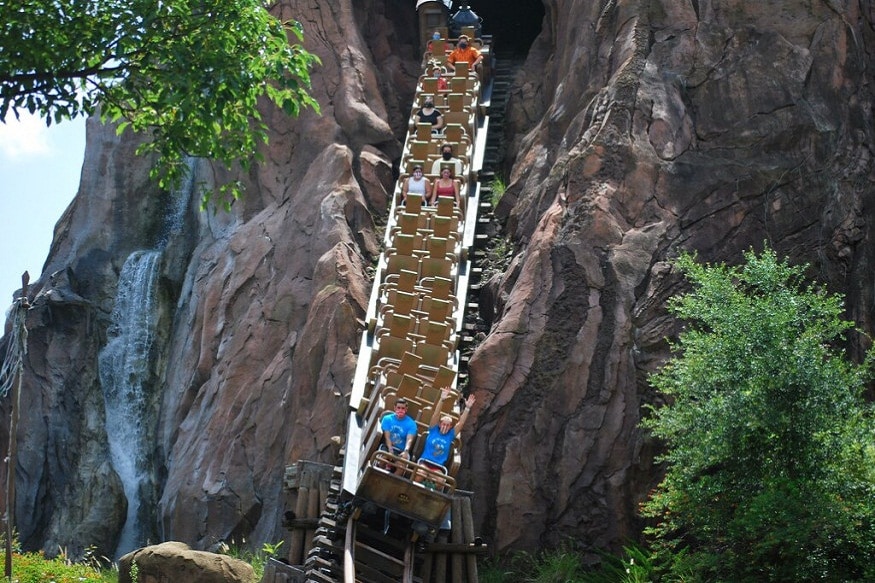 कोरोना व्हायरसच्या उद्रेकामुळे जगभरातल्या पर्यटकांचं आवडतं Disney World महिनाभरापेक्षा जास्त काळासाठी बंद करण्यात आलं होतं. आता हे पार्क पुन्हा सुरू झालं आहे. (Gabrielle Russon/Orlando Sentinel via AP) कोरोना व्हायरसच्या उद्रेकामुळे जगभरातल्या पर्यटकांचं आवडतं Disney World महिनाभरापेक्षा जास्त काळासाठी बंद करण्यात आलं होतं. आता हे पार्क पुन्हा सुरू झालं आहे. (Gabrielle Russon/Orlando Sentinel via AP)